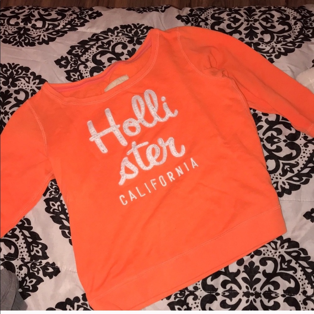 Two long sleeve sweatshirts 🥰